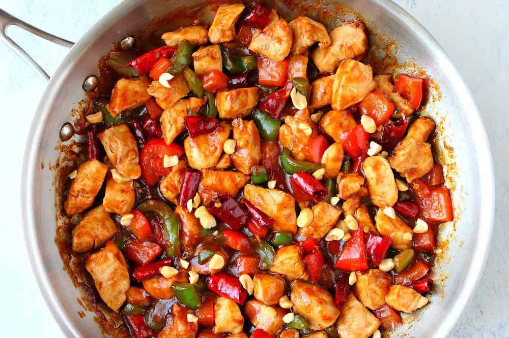 Frango Kung Pao. Comida tradicional chinesa. Frango xadrez. Vista